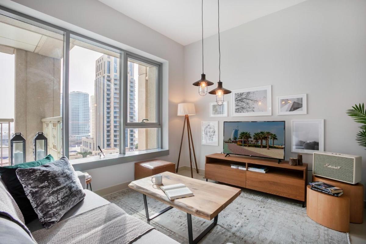 Spacious 1b With Balcony Overlooking Views Apartment