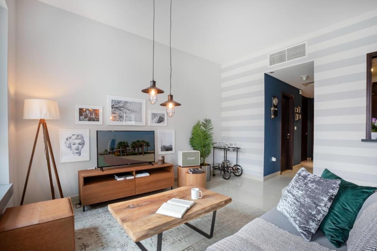 Spacious 1b With Balcony Overlooking Views Apartment *