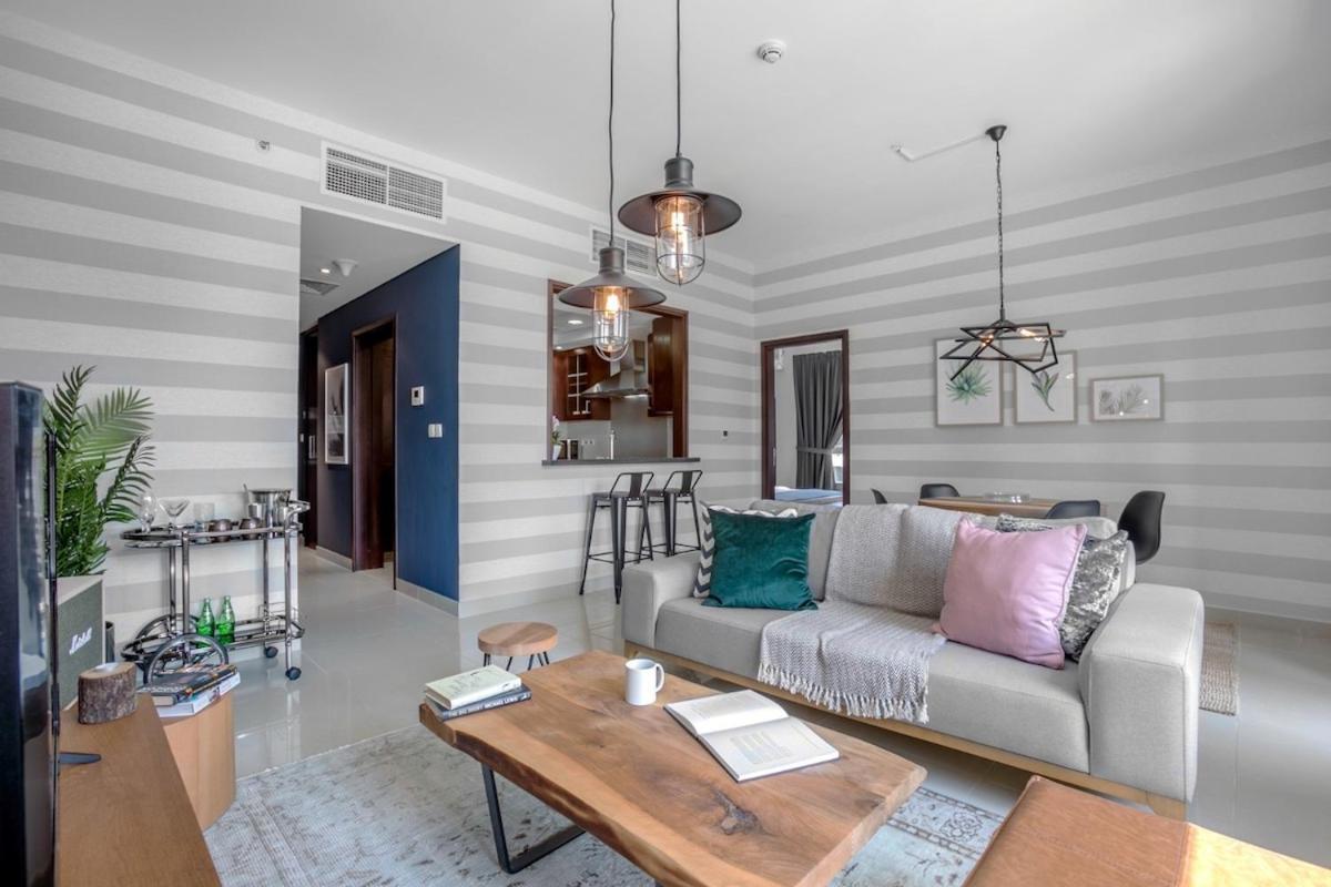 Spacious 1b With Balcony Overlooking Views Apartment